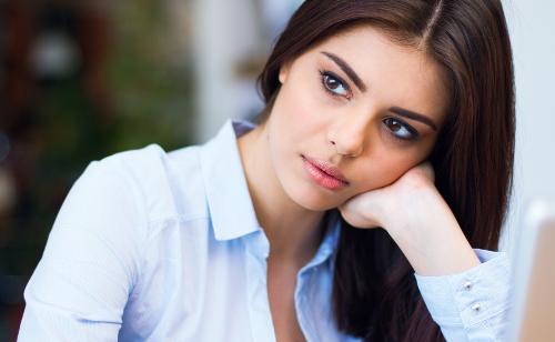 KARIN AĞRISI VE ADET DÜZENSİZLİĞİNİN NEDENİ ÇİKOLATA KİSTİ OLABİLİR