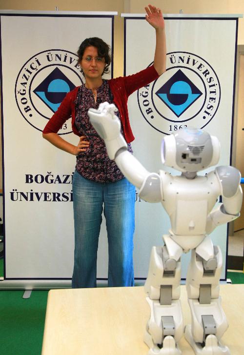YAŞLILAR EVLERİNDE ROBOTLA EGZERSİZ YAPACAK